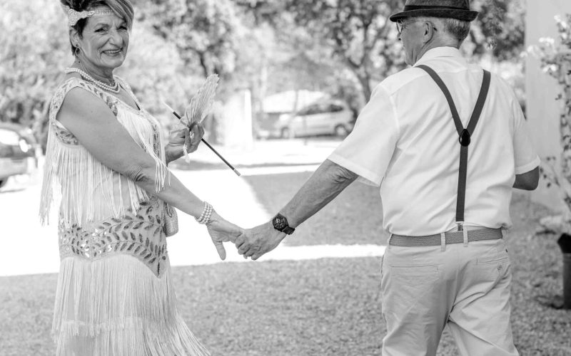 photo de couple de dos, qui marche en se donnant la main, noir et blanc Marjorie Blanc photographie